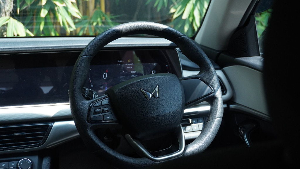 Used Cars in Trivandrum, Kerala - Mahindra XUV700 AX5 Diesel AT 7 STR