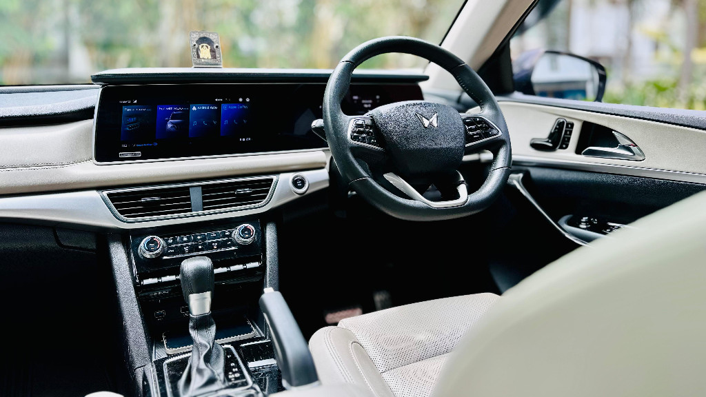 Used Cars in Trivandrum, Kerala - Mahindra XUV700 AX7 Diesel AT 7 STR