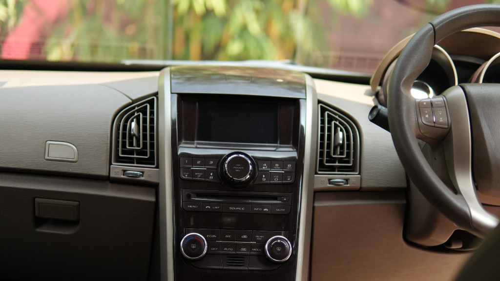 Used Cars in Trivandrum, Kerala - MAHINDRA XUV 500 W6 HAWK AIRBAG 7STR