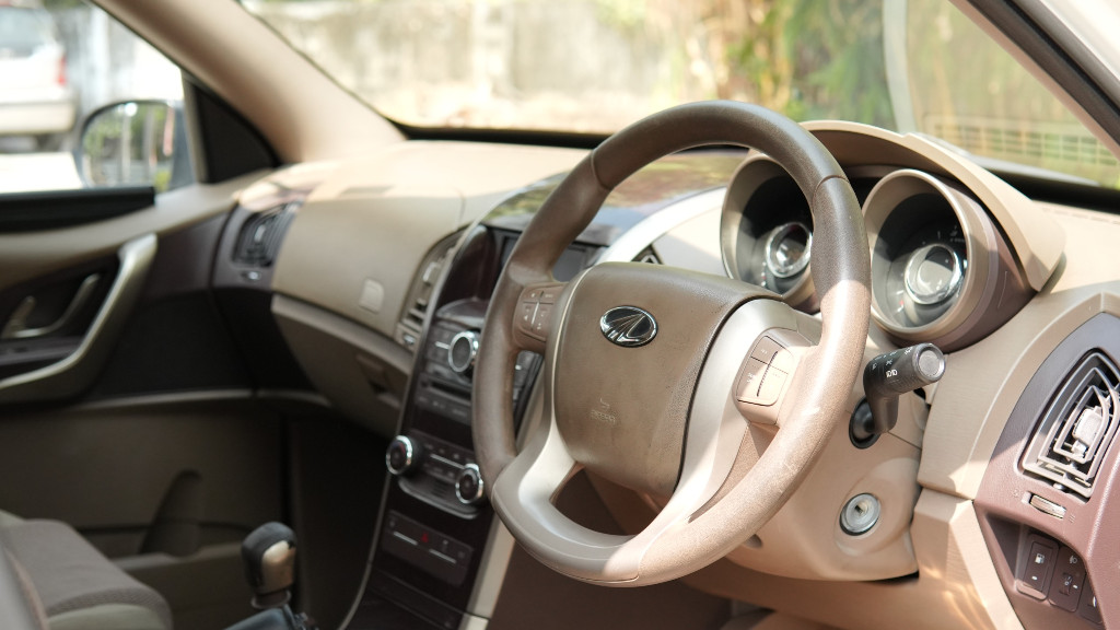 Used Cars in Trivandrum, Kerala - MAHINDRA XUV 500 W6 HAWK AIRBAG 7STR